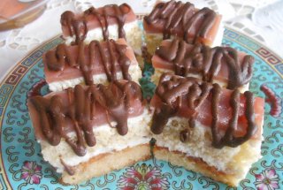 Desert prajitura cu crema de mascarpone si jeleu de rodie