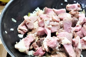 Carne de porc cu sos de rosiii, paste si fasole verde