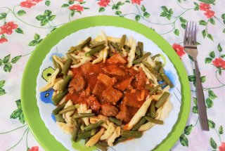 Carne de porc cu sos de rosiii, paste si fasole verde