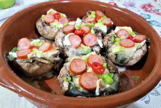 Ciuperci umplute cu Camembert si cabanos