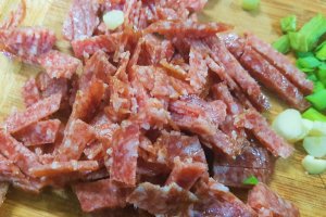 Salata de conopida cu iaurt, morcov si salam crud-uscat