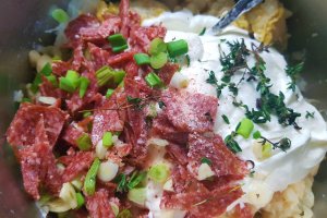 Salata de conopida cu iaurt, morcov si salam crud-uscat