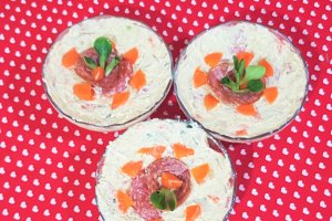Salata de conopida cu iaurt, morcov si salam crud-uscat