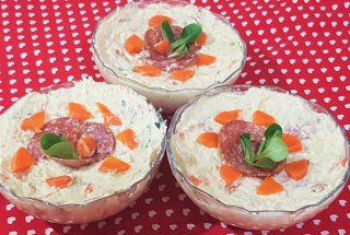Salata de conopida cu iaurt, morcov si salam crud-uscat