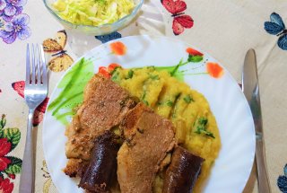 Friptura de porc cu carnati afumati, la tava