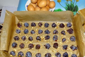 Desert prajitura cu prune, nuci si crema de vanilie