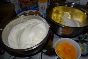 Desert prajitura cu prune, nuci si crema de vanilie