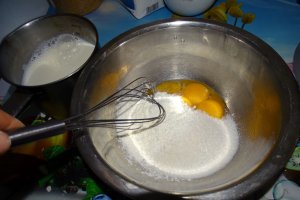 Desert prajitura cu prune, nuci si crema de vanilie