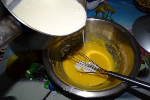 Desert prajitura cu prune, nuci si crema de vanilie