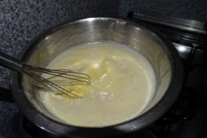 Desert prajitura cu prune, nuci si crema de vanilie