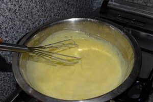 Desert prajitura cu prune, nuci si crema de vanilie