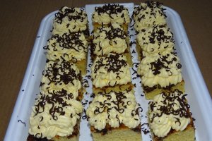 Desert prajitura cu prune, nuci si crema de vanilie