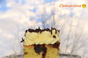 Desert prajitura cu prune, nuci si crema de vanilie