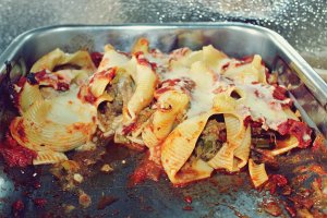 Conglioni umplute cu tocanita de porc