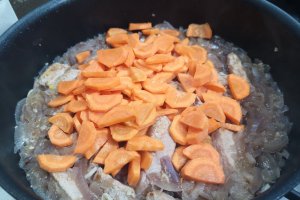 Mancare de porc cu bere si legume