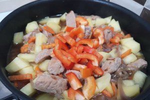 Mancare de porc cu bere si legume