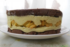 Desert tort profiterol cu crema de vanilie si ciocolata cu cafea