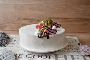Desert tort profiterol cu crema de vanilie si ciocolata cu cafea