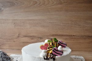 Desert tort profiterol cu crema de vanilie si ciocolata cu cafea