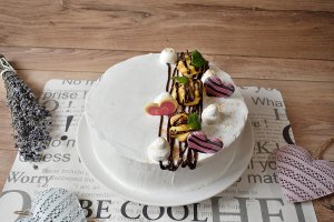 Desert tort profiterol cu crema de vanilie si ciocolata cu cafea