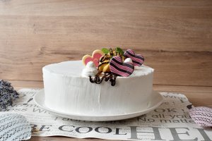 Desert tort profiterol cu crema de vanilie si ciocolata cu cafea