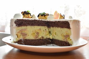 Desert tort profiterol cu crema de vanilie si ciocolata cu cafea