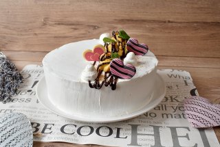 Desert tort profiterol cu crema de vanilie si ciocolata cu cafea