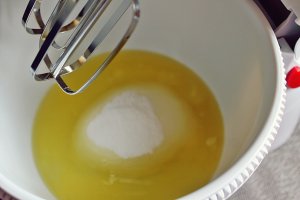 Desert prajitura cu foi din albusuri si crema de branza