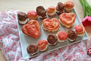 Desert choux Duo: roz cu crema de fistic și de cacao, cu crema de cafea