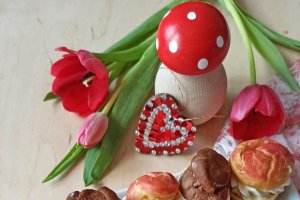 Desert choux Duo: roz cu crema de fistic și de cacao, cu crema de cafea