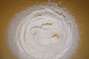 Desert prajitura cu nuci si crema caramel