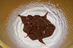 Desert prajitura cu nuci si crema caramel