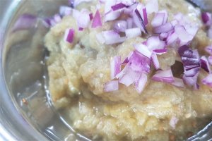 Salata de vinete cu iaurt, menta si chimen