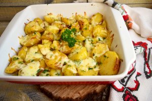 Reteta delicioasa de cartofi la cuptor gratinati cu cascaval