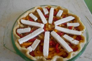 Tarta cu trei ardei tricolori si branzeturi