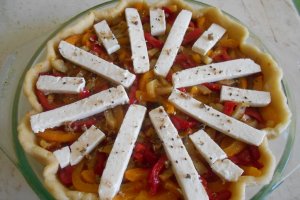Tarta cu trei ardei tricolori si branzeturi