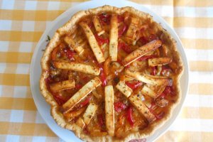 Tarta cu trei ardei tricolori si branzeturi