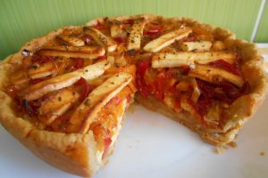 Tarta cu trei ardei tricolori si branzeturi