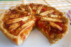 Tarta cu trei ardei tricolori si branzeturi