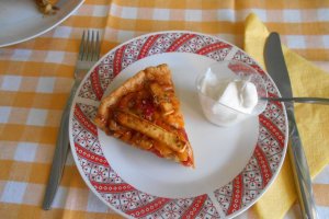 Tarta cu trei ardei tricolori si branzeturi