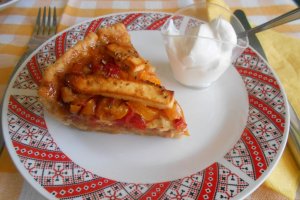 Tarta cu trei ardei tricolori si branzeturi