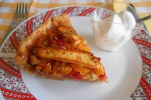Tarta cu trei ardei tricolori si branzeturi