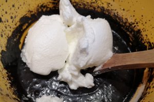 Desert prajitura cu ciocolata, caramel si mascarpone