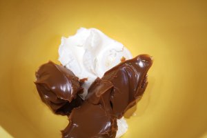 Desert prajitura cu ciocolata, caramel si mascarpone