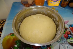 Desert mucenici umpluti cu nuca fiarta in lapte