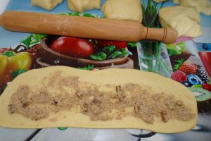 Desert mucenici umpluti cu nuca fiarta in lapte