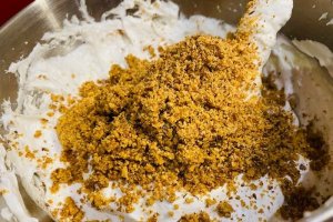 Desert tort cu foi de bezea, crema de vanilie si nuci coapte