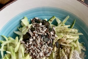 Pizza vegetariana cu blat de zucchini, preparata la tigaie