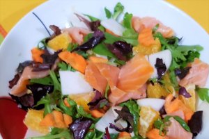 Salata cu somon afumat si portocala