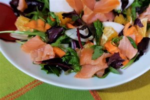 Salata cu somon afumat si portocala